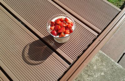 Tiramisu et fraises au basilic.
