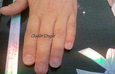 mains avant et après la pose de faux ongles
