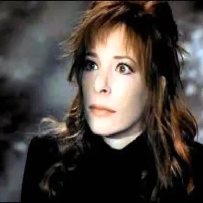 Le sens caché de “Maman a tort” de Mylène Farmer : une critique douce et dérangeante du système éducatif