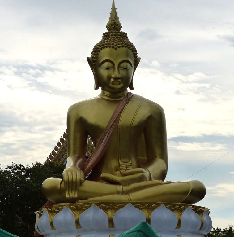 Une journée à Rayong : fruits, plage, temple...