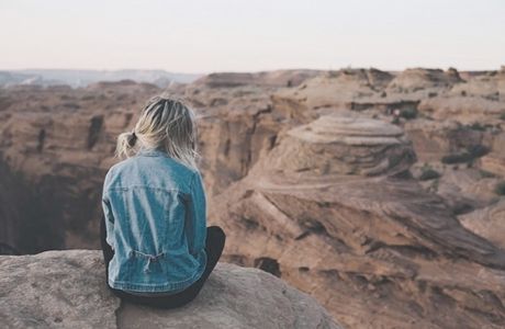 la tête au dessus de la foule