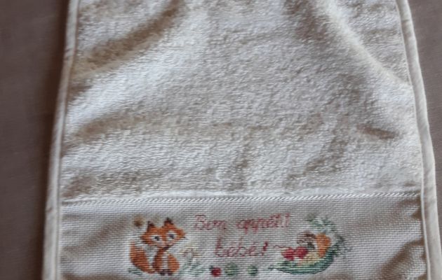 Un peu de broderie aujourd'hui : pique-aiguilles et bavoir