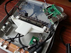 Mise en place des connecteurs femelles qui accueilleront la cartouche de jeux contenant les ROMs et adaptation du support du Raspberry Pi.