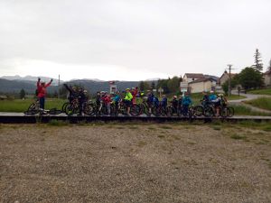 Une fois la météo bien étudiée, nous sommes partis rouler sous un ciel gris, et d'averses en glissades, avons effectué 23 km pour 300 m de dénivelé ! 