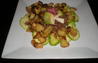 Steak haché farcie, pommes de terre sautées