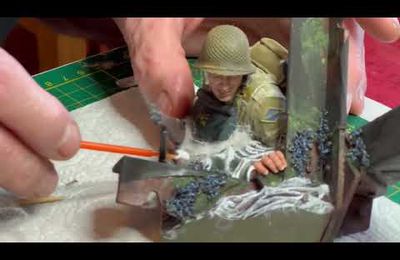 Bernard achève la peinture de la superbe figurine consacrée au débarquement du 6 juin 1944 pour riv54