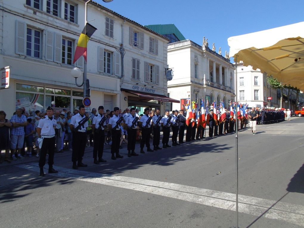 Défilé, folklore et garden party offert par la municipalité de Saintes. Quelques images...... et on remarquera qu'il y avait beaucoup de monde sur le cours national, foule très étalée du fait d'un parcours étendu à la rive droite.