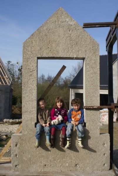 La structure de la maison , les murs en composite bois-ciment