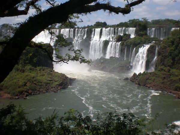Dans la lumière d'une resplendissante journée d'été, les chutes d'Iguazu du côté argentin : des centaines de points de vue, dans un crescendo de beauté qui atteint son apogée à la "Garganta del Diablo" ("Gorge du Diable"), où arc-en-ciel et