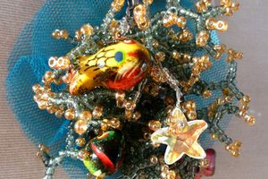 Mona Koariom - Collier en nacre au pendentif corallien peuplé de poissons et d'étoiles de mer 