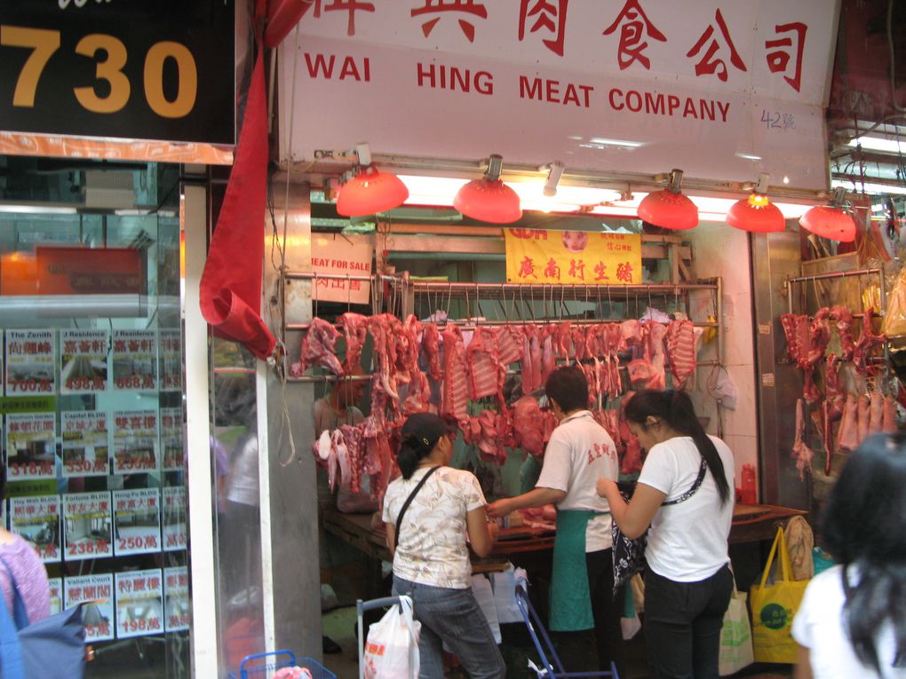 Les photos ont été prisent dans une petite autobus dans les rues de Hong Kong. C ’ est le marché de viande