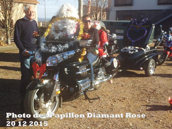 « Parade du père noel des Motard(e)s   à Roanne »   Photo de : Papillon Diamant Rose 20 12 2015