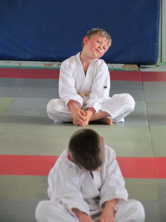 Les enfants heureux de faire monter les parents pour un cours judo....merci à eux d'avoir jouer le jeu, vos enfants ont apprécié , vous aussi apparement ! sortie de tatamis avec le sourire ....MERCI  à refaire :)