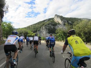 On prend la route des Gorges qui sur les premiers km suit au plus près la belle rivière et ses canoéistes, passages dans les tunnels !