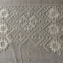 Chemin de table brodé à partir d’un modèle de Yvette Stanton : le début de la broderie Frisian Whitework