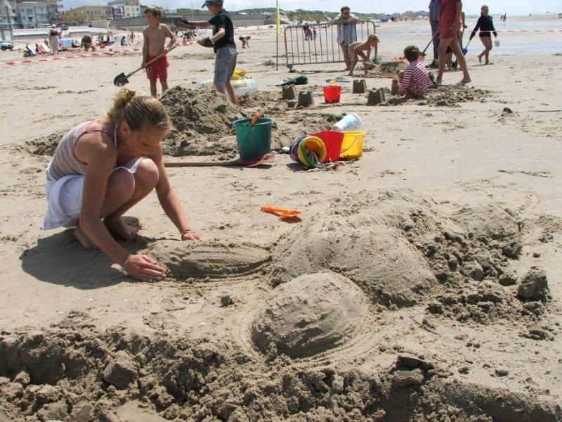 le 23 juillet 2010, la tradition du concours de châteaux de sable a été reprise sur la plage à Stella...