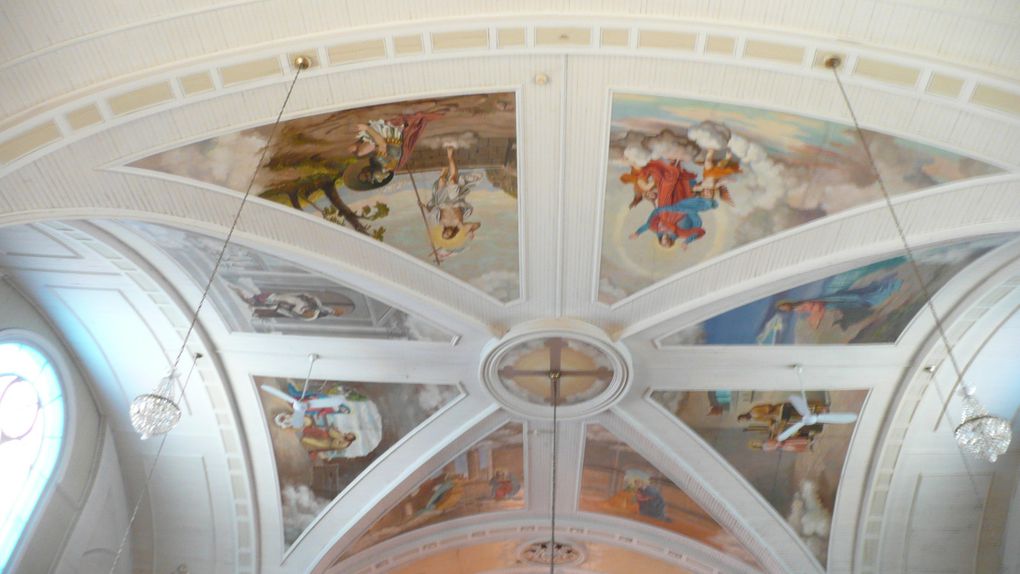 Voici des détails supplémentaires de la décoration historique de l'intérieur de l'église.