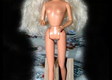 Astuce: comment fabriquer un socle pour faire tenir les poupées Barbies?
