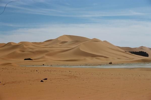 <p>1 semaine en Alg&eacute;rie du Sud dans les environs de Djanet. Paysages grandioses, vraiment un superbe d&eacute;sert dans ce coin ... tr&egrave;s vari&eacute;, color&eacute;... un des plus beaux d&eacute;sert que j'aie visit&eacute; (et j'en ai d&eacute;j&agrave; visit&eacute; quelques uns)</p>
<p>dommage pour les photos qu'une m&eacute;ga poussiere se soit introduite dans l'appareil :-((</p>
<p>&nbsp;</p>