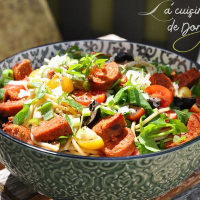 Salade de pâtes à la saucisse chorizo, tomates cerises & Roquette