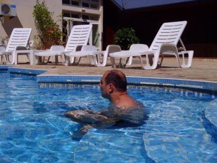 Afin d'en profiter au maximum, nous étions logés dans un petit hôtel charmant avec piscine et accès direct à la plage !