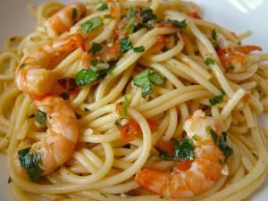  Spaghetti aux crevettes et beurre à l’ail