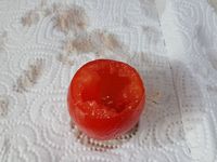 1 - Mettre les oeufs à cuire dans une casserole d'eau bouillante pendant 9 mn. Laver et sécher les mini tomates en gardant les pédoncules. Couper la partie supérieure, épépiner l'intérieur, retourner les tomates et leurs chapeaux sur du papier absorbant. Emietter le pain de mie dans un récipient, verser dessus le vinaigre, bien écraser à la fourchette. Peler et dégermer l'ail et l'intégrer pressé à la préparation.