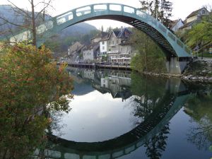 Parmis les petites originalités du village, cette boutique très authentique sur une péniche : " La sale gosse".