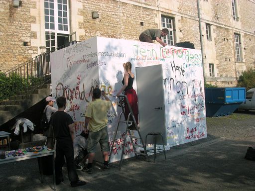 <P><FONT color=#000080>Ici les personnes sont invitées à rentrer dans l'ALGECO, là où se trouve la table avec tous les mots clés (imprimés sur papier) qui ont été tapés par des internautes dans des moteurs de recherche, et qui les ont mené vers le blog "Souviens-moi".</FONT></P>
<P><FONT color=#000080>À eux de choisir un ou plusieurs papiers et d'en écrire le contenu avec l'outil de leur choix à l'extérieur de l'ALGECO.</FONT></P>