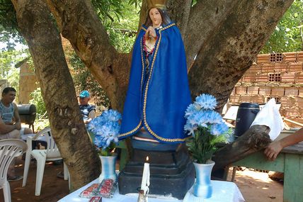hermosa la imagen de la Virgen de Ka´akupe, en una humilde casa paraguaya...