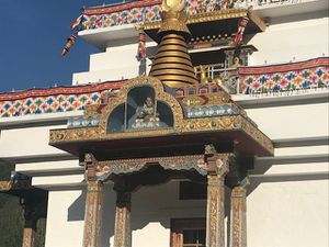 C'est un lieu de pèlerinage et les fidèles tournent autour du stupa en récitant des prières  ( dans le sens des aiguilles d'une montre et au moins 3 fois  )