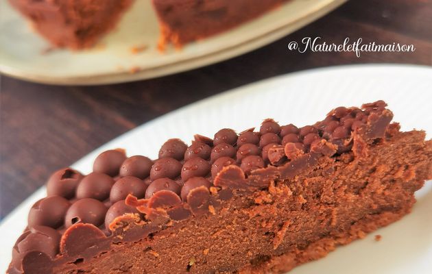 Gâteau au chocolat sur craquant au praliné