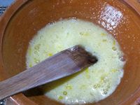 1 - Mélanger les oeufs et le sucre dans une jatte avec une spatule jusqu'à ce que le mélange blanchisse. Incorporer la farine en remuant bien pour obtenir une pâte homogène, rajouter le beurre fondu, puis le lait (ou lait + Calvados) en mélangeant bien. Réserver.