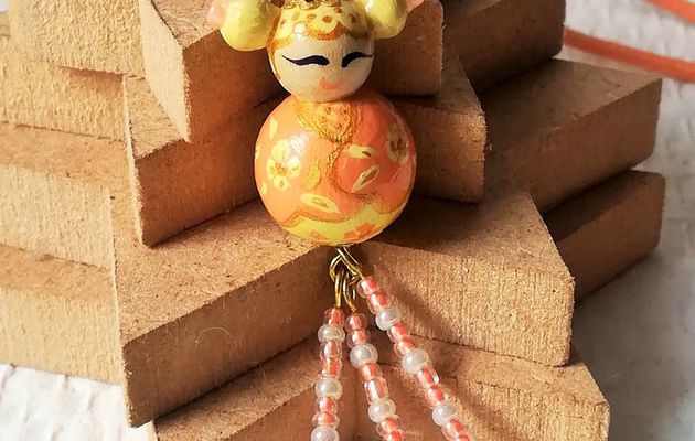 Collier Kokeshi "Mikan: Mandarine"