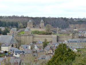 vues sur église st Sulpice, château, quartier médiéval depuis le jardin public