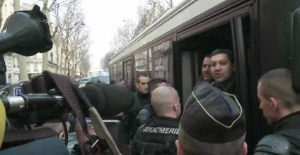 Les images des ouvriers de PSA délogés du Medef par les CRS