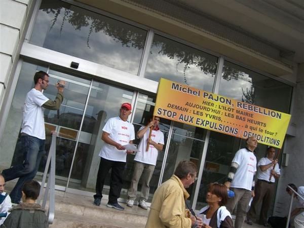 <p>Cette manifestation initi&eacute;e par des associations de quartier a r&eacute;uni les partis de Droite et de Gauche et de tr&egrave;s nombreux Nois&eacute;ens</p>