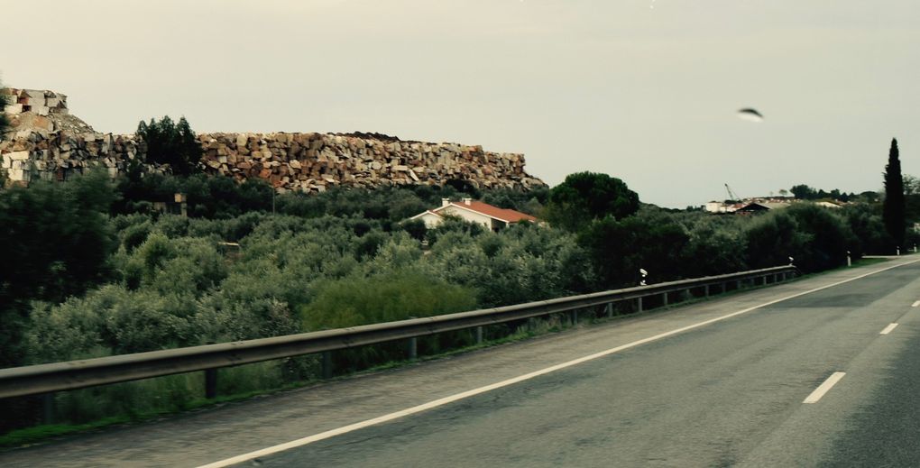 paysage frontière portugal/espagne - carrière de marbre - attention aux chats sur les aires !