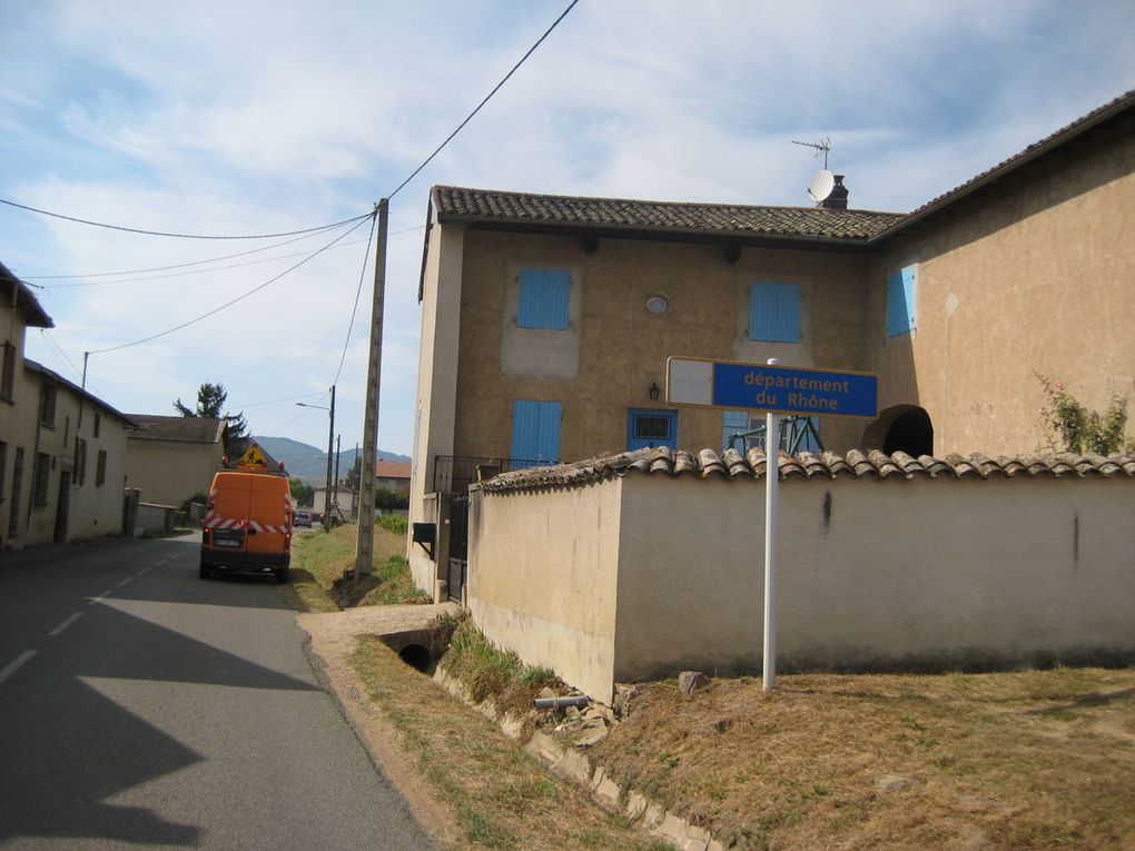 Beaucoup de maisons portent fièrement notre drapeau tricolore. Au loin j’aperçois les côtes de Bourgogne qui m'attendent sagement. J'entre dans le département du Rhône à 15h40.