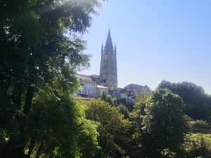 L'église Saint Eutrope, sa crypte où sont conservées les reliques de Saint Eutrope.