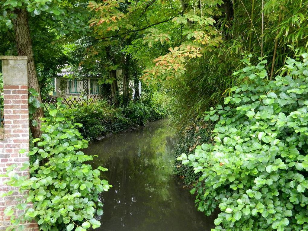 Valmondois : le Lavoir du Carrouge sur le Sausseron et le cours d'eau dans le village