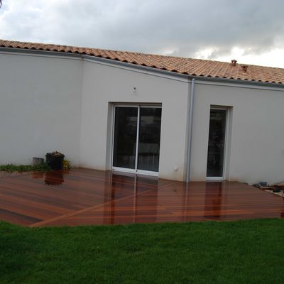 terrasse terminée et fraisiers plantés !