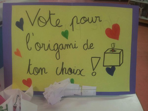 Affiches et installation des origamis pour le vote réalisées par des élèves volontaires. Un grand merci pour toute leur aide !.