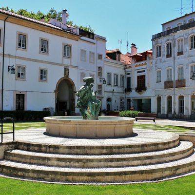 Fontaine de la place de la République à Alcobaça (Portugal)