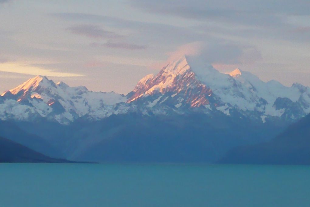 Le glacier Fox, Bluff, Purpoise bay ou la baie aux dauphins, Boundary beach et ses mysterieuses boules tombees d on ne sait ou...
Et enfin l ascension de la Mueller Hut, avec un coucher de soleil sur le Mont Cook...