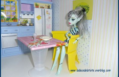 Chaise et table pour Barbie