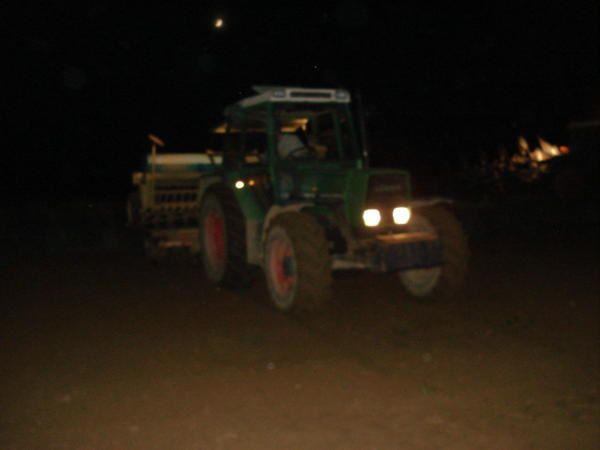 travail nocturne avec les fendt de la ferme