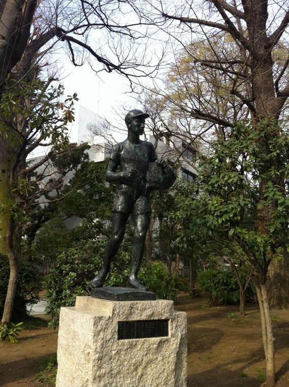 Le parc mémorial d'Arisugawa-no-miya (有栖川宮記念公園, Arisugawa Miya Kinen Kōen?) situé dans l'arrondissement de Minato à Tokyo.　Pour savoir plus de détails, voir le lien suivant. http://fr.wikipedia.org/wiki/Parc_mémorial_d'Arisuga