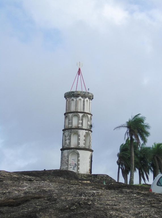 Voici quelques photos de cette première journée guyanaise ! Au programme balade à la pointe des Roches (à la pointe Est de Kourou) où se trouve le phare Dreyfus. Ce phare permettait de communiquer avec le bagne (les Iles du Salut) par sémaphore