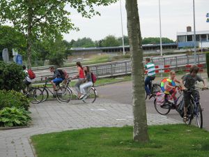       French pupils use the bus    ---------------------------    Dutch pupils take their bikes